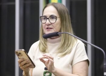 Professora Goreth viaja em missão oficial para participar do sepultamento do Papa Francisco, em Roma