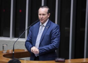 Projeto altera o Regimento e prorroga licença-maternidade da deputada mãe de criança com deficiência