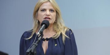 Deputados aprovam projeto de Flávia Morais que prioriza atendimento a pais de pessoas com TEA pelo SUS