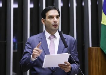 Projeto de Leo Prates pretende aumentar renda de caminhoneiros