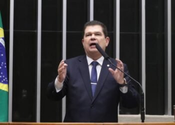 Projeto de Mauro Benevides permite que estados e municípios usem até o final de 2025 os recursos parados na pasta da Saúde