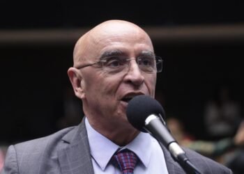 Projeto de Mário Heringer que obriga símbolo próprio em placas que indiquem direitos da pessoa com TEA é aprovado em comissão