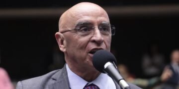 Projeto de Mário Heringer que obriga símbolo próprio em placas que indiquem direitos da pessoa com TEA é aprovado em comissão