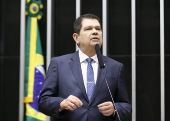 Mauro Benevides apresenta projeto que suspende empréstimos consignados para aposentados e pensionistas