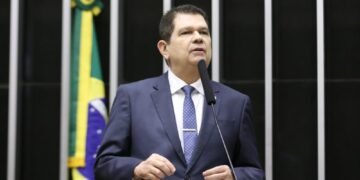 Mauro Benevides apresenta projeto que suspende empréstimos consignados para aposentados e pensionistas