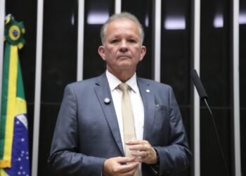 Projeto de André Figueiredo taxa valores mínimos para pagamento aos entregadores por aplicativos