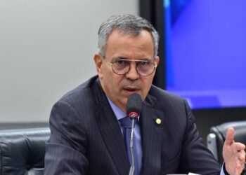 Câmara aprova inclusão de pessoa com autismo entre grupos prioritários para vacinação em emergência sanitária