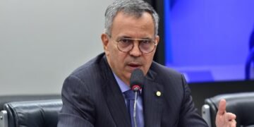 Câmara aprova inclusão de pessoa com autismo entre grupos prioritários para vacinação em emergência sanitária