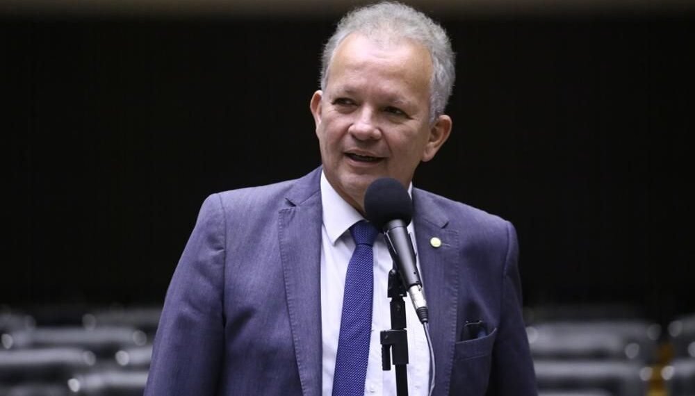 Câmara aprova projeto de André Figueiredo que inscreve no Livro dos Heróis e Heroínas da Pátria o nome dos profissionais da saúde mortos pela Covid-19