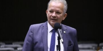 Câmara aprova projeto de André Figueiredo que inscreve no Livro dos Heróis e Heroínas da Pátria o nome dos profissionais da saúde mortos pela Covid-19