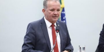 André Figueiredo e convidado debate ações e perspectivas do Programa Espacial Brasileiro