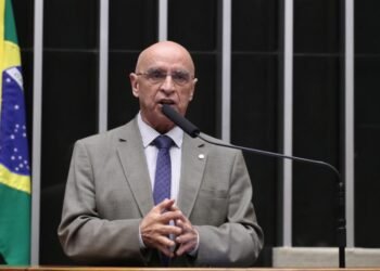 Dr. Mário Heringer apresenta projeto em defesa da educação de jovens e adultos