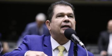 Aprovada urgência ao projeto de Mauro Benevides que obriga o governo a reduzir benefícios tributários em 10% até 2026