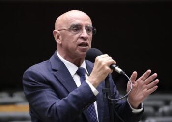 Comissão aprova projeto para impedir que pais condenados assumam o poder familiar