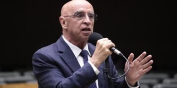 Comissão aprova projeto para impedir que pais condenados assumam o poder familiar