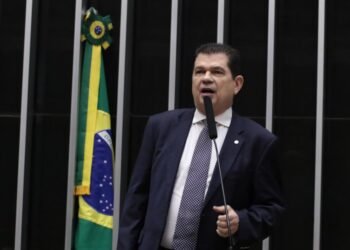 Mauro Benevides Filho: Ampliar a isenção do IR “vai beneficiar, aproximadamente, 15 milhões de brasileiras e brasileiros”