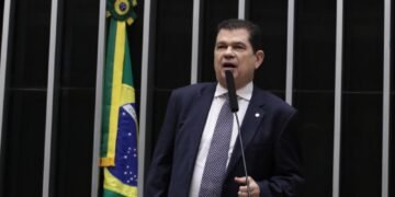 Mauro Benevides Filho: Ampliar a isenção do IR “vai beneficiar, aproximadamente, 15 milhões de brasileiras e brasileiros”