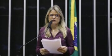 Comissão de Defesa dos Direitos da mulher aprova relatório de Flávia Morais a projeto que cria o orçamento mulher