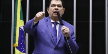 Sancionado texto de Mauro Benevides Filho que amplia até dezembro prazo para uso de recursos a saúde.