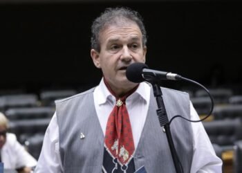 Comissão aprova projeto de Pompeo de Mattos que permite o uso do estacionamento preferencial para pessoas com transtorno do espectro autista