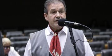 Câmara aprova projeto de Pompeo de Mattos que permite o uso do estacionamento preferencial para pessoas com transtorno do espectro autista