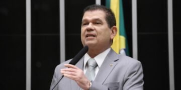 Câmara aprova projeto de Mauro Benevides que reduz benefícios fiscais federais e aumenta tributação de bets e fintechs