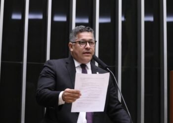 Projeto de pedetista que amplia licença paternidade vira lei e agrega sugestão de Dorinaldo Malafaia