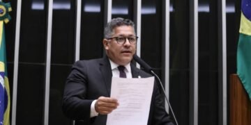 Projeto de pedetista que amplia licença paternidade vira lei e agrega sugestão de Dorinaldo Malafaia