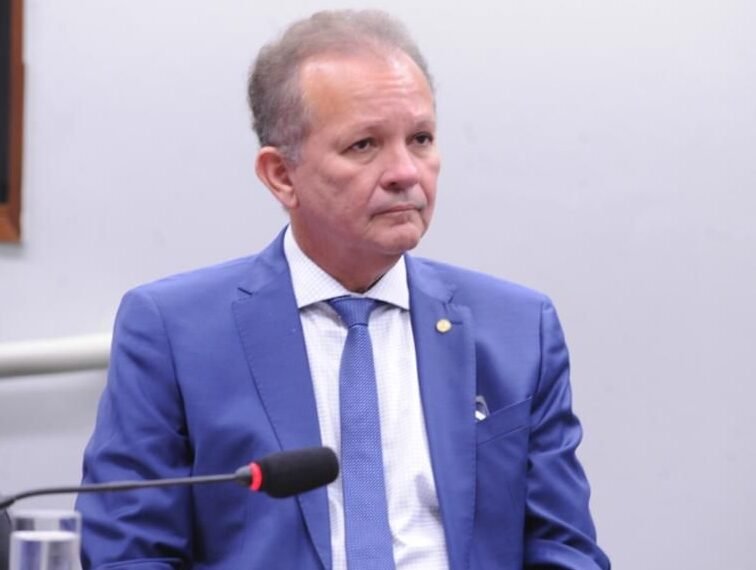 Comissão aprova parecer de André Figueiredo a projeto que cria programa de laboratório vivo para inovar a educação