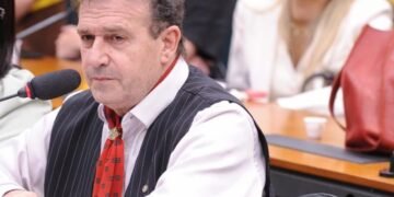 Aprovado na Câmara parecer de Pompeo de Mattos a projeto que homenageia o autodescritor