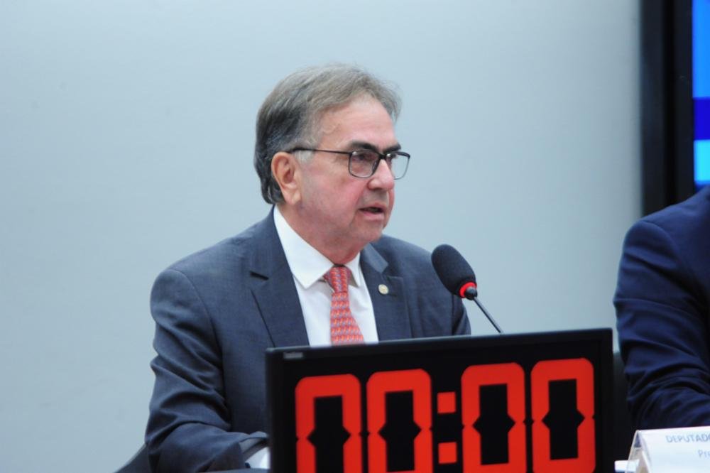 Comissão aprova projeto de Lei de Leônidas Cristino que homenageia o cantor cearense Belchior