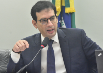 Projeto de Leo Prates obriga SUS a realizar exame ocular automatizado para detectar transtorno do espectro autista