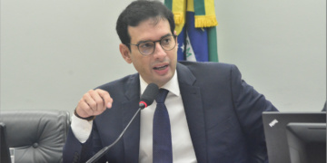 Projeto de Leo Prates obriga SUS a realizar exame ocular automatizado para detectar transtorno do espectro autista