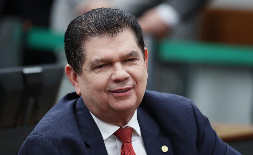 Mauro Benevides comemora sanção da lei sobre taxação de fundos dos super ricos
