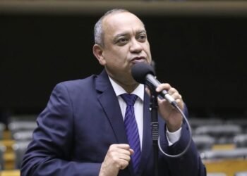 Câmara analisa projeto de Max Lemos que cria política nacional de apoio a refugiados e imigrantes vulneráveis