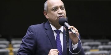 Câmara analisa projeto de Max Lemos que cria política nacional de apoio a refugiados e imigrantes vulneráveis