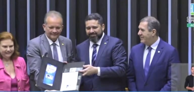 André Figueiredo participa da sessão de homenagem pelos 360 anos dos Correios