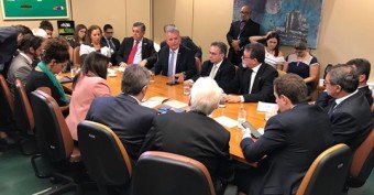 Oposição divulga nota de repúdio a declarações de Eduardo Bolsonaro