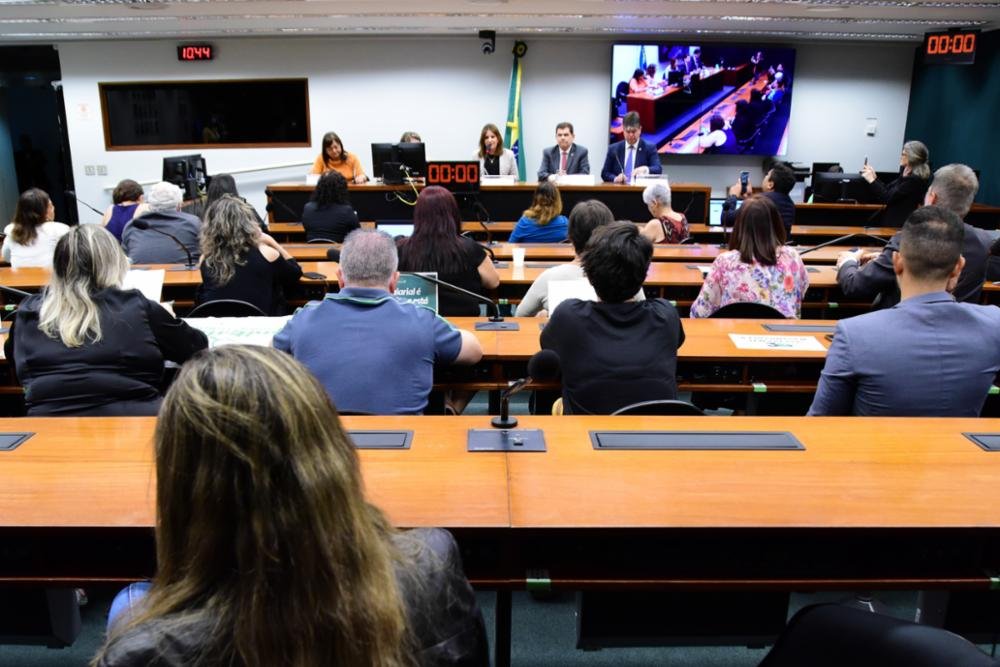 PEC para garantir piso da enfermagem segue para análise do Plenário da Câmara