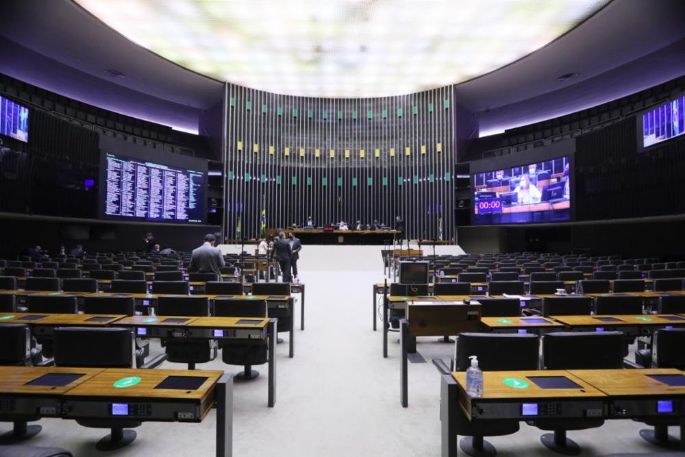 Aprovado projeto que prorroga mudanças no calendário escolar até o fim do ano