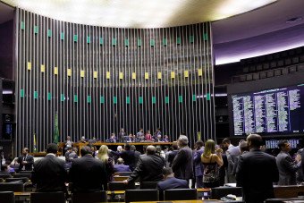 Congresso derruba vetos a projetos de combate à violência contra a mulher, psicólogos nas escolas e doenças raras