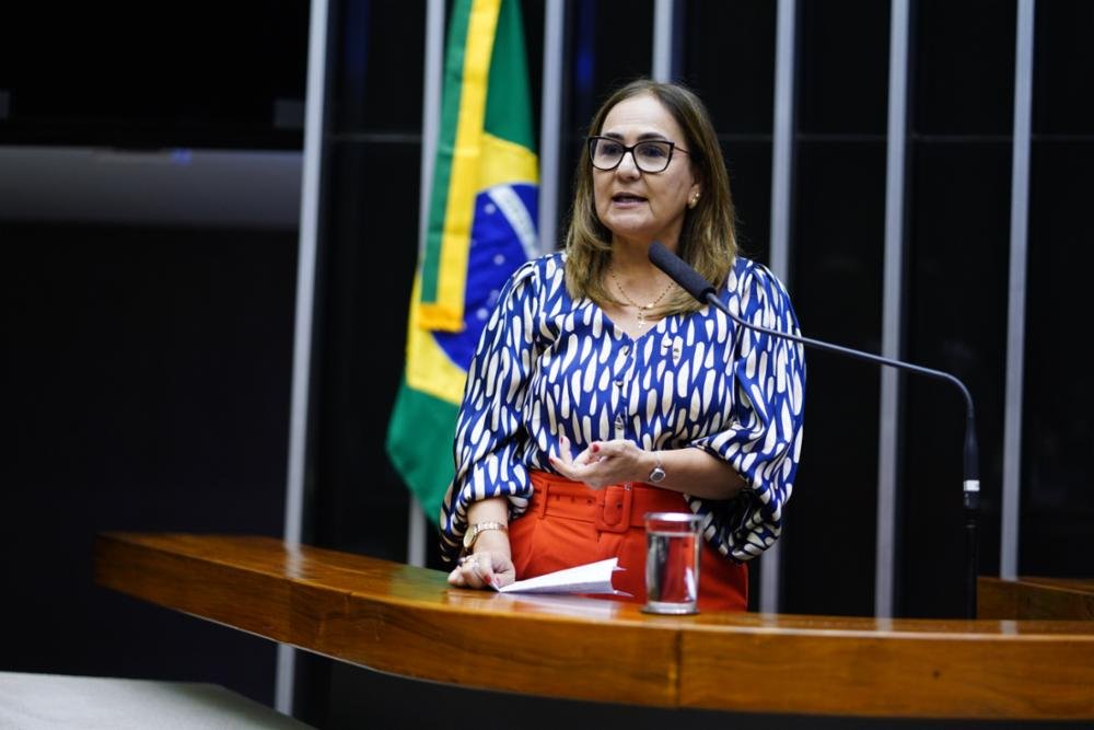 Professora Goreth subscreve projeto que cria protocolo para mulheres vítimas de assédio ou violência sexual em locais públicos