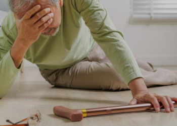 Comissão de Saúde aprova projeto de Flávia Morais com programa para prevenir queda de pessoa idosa