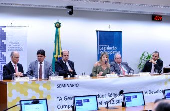 Para debatedores, falta financiamento para acabar com lixões e local adequado para os resíduos sólidos