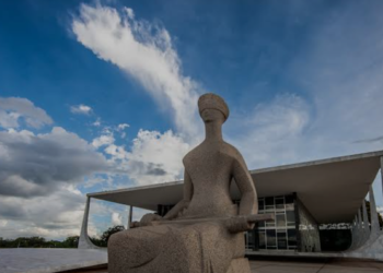 Duda Salabert e Dorinaldo assinam ação contra Eduardo Bolsonaro por crimes militares