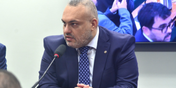 Comissão aprova projeto de Marcos Tavares que limita gastos da União e entes federados com publicidade