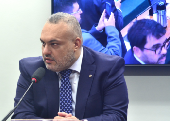 Comissão aprova substituir sons de alerta estridente em escola para preservar aluno com autismo