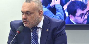 Comissão aprova substituir sons de alerta estridente em escola para preservar aluno com autismo