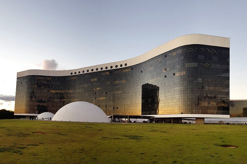 TSE aceita ação do PDT e manda retirar do ar vídeo da reunião de Bolsonaro com embaixadores