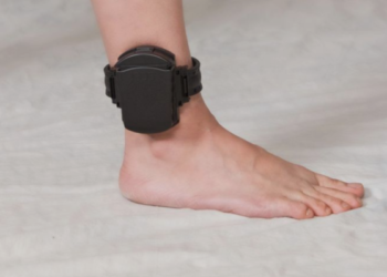 Sancionado projeto de Marcos Tavares que obriga uso de tornozeleira em agressor de mulher